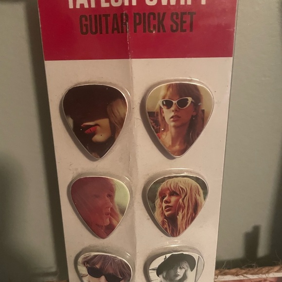 TAYLOR SWIFT Guitar Pick Set RED TOUR Taylor Swift GUITAR PICK PACK - Picture 1 of 3